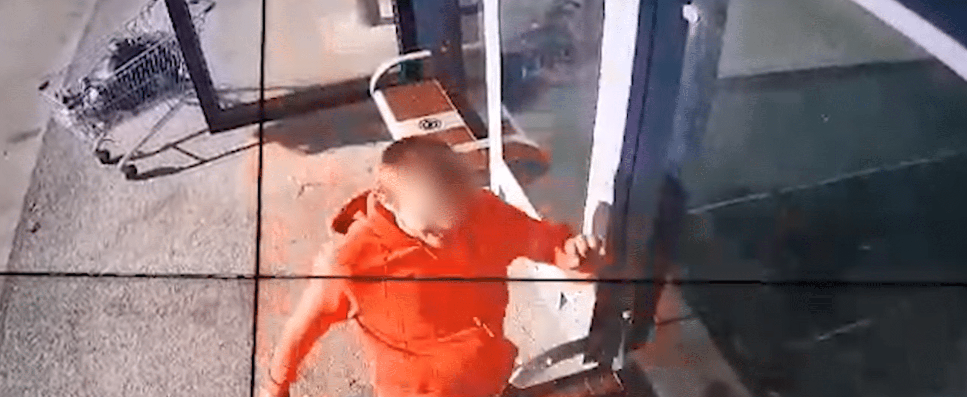 VIDEO. Scene de vandalism în Constanța: bărbat surprins în timp ce distrugea o stație CT BUS