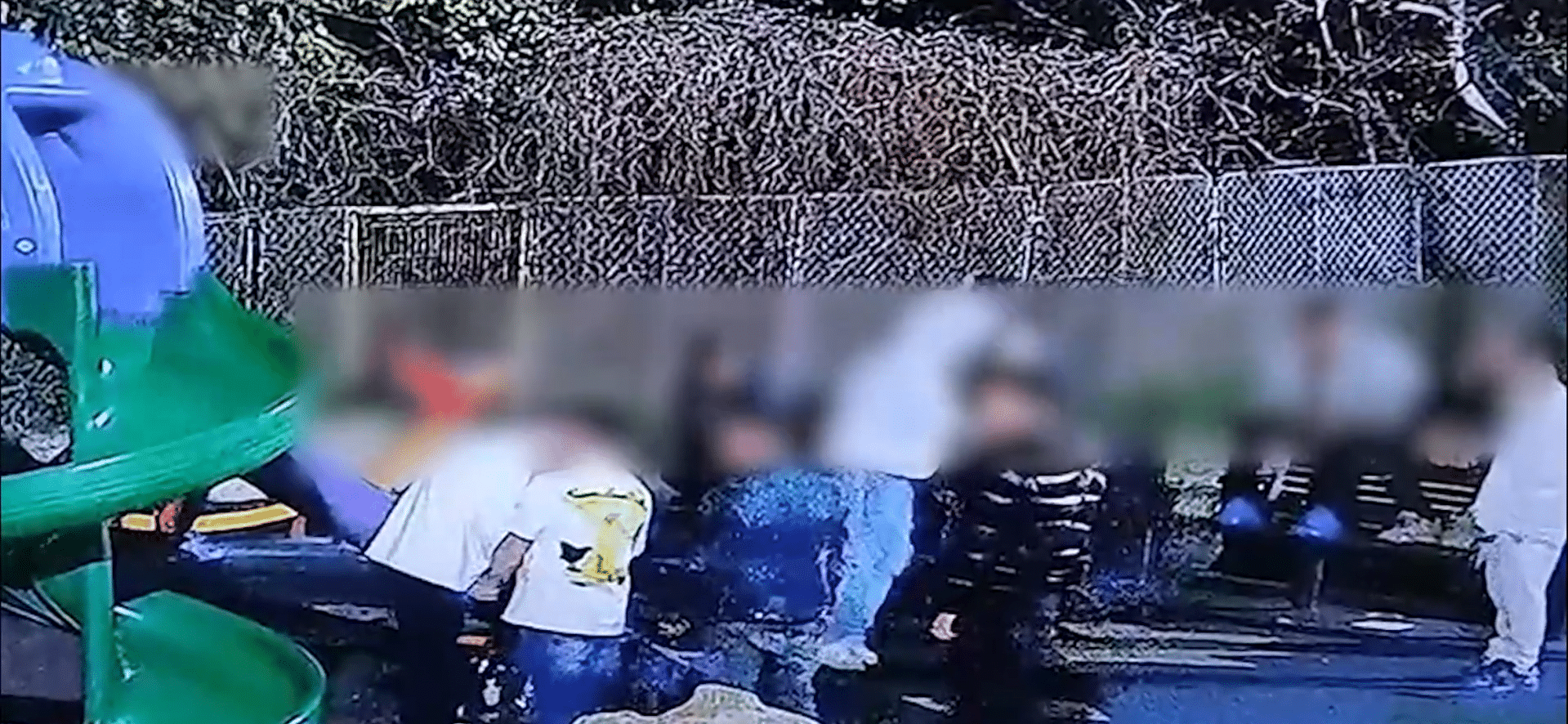 Scene de vandalism filmate în Constanța: Copii distrug o bicicletă într-un loc de joacă