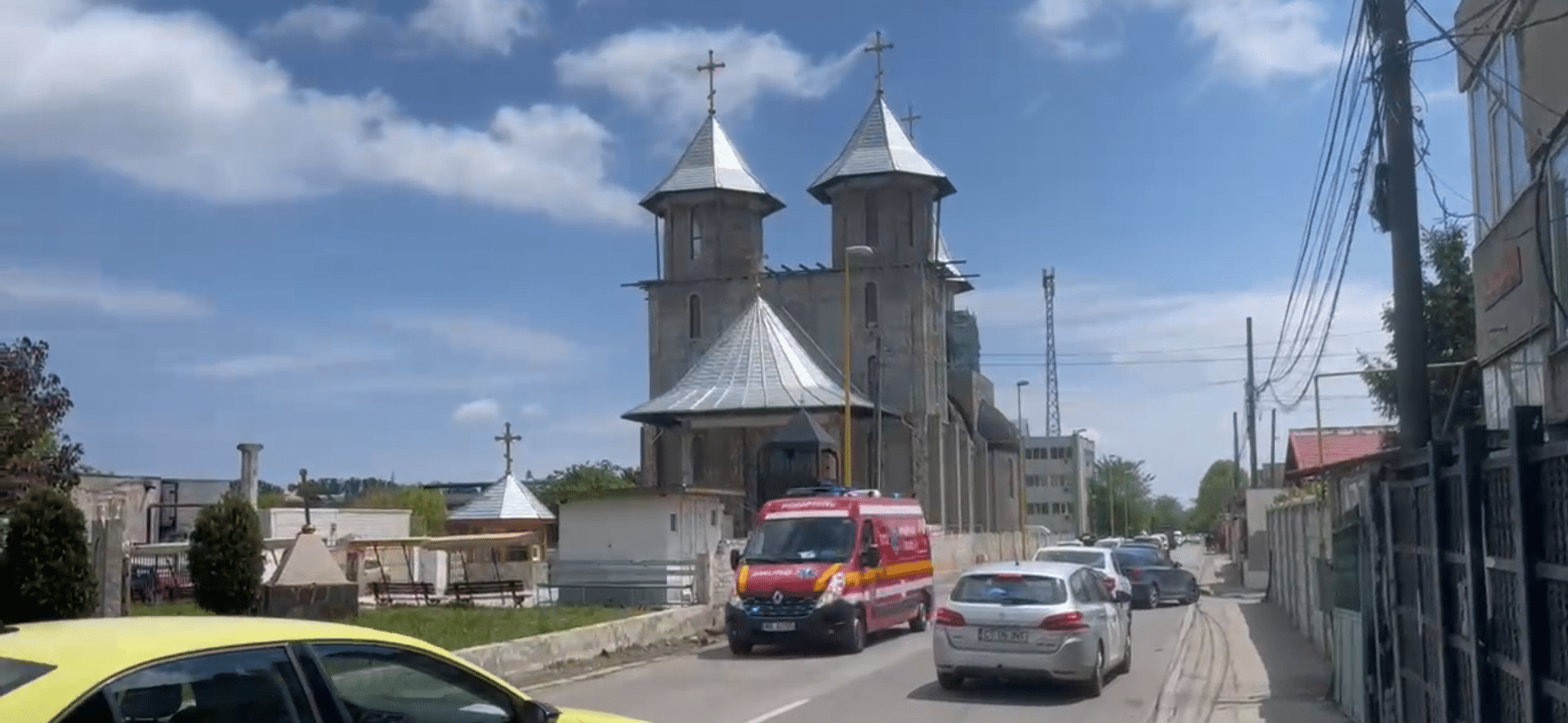 UPDATE. VIDEO: Alertă în Constanța! O persoană a căzut de pe acoperișul Bisericii Sf. Nectarie din zona Medeea