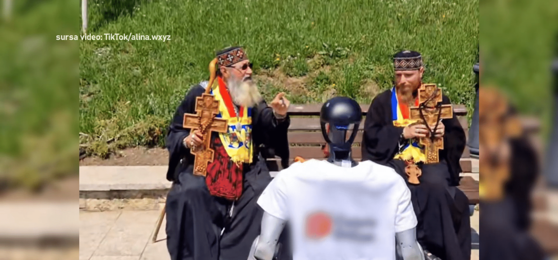 Întâlnire inedită pe faleza Cazinoului din Constanța: Un robot humanoid, binecuvântat de doi preoți