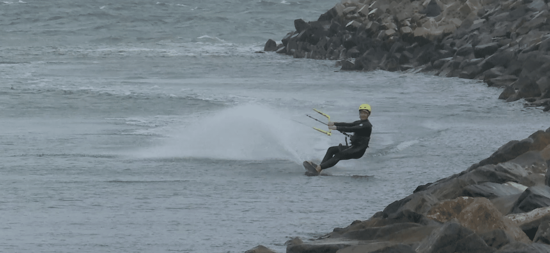 Adrenalină la malul mării: tinerii au testat gratuit kite surfingul la Constanța