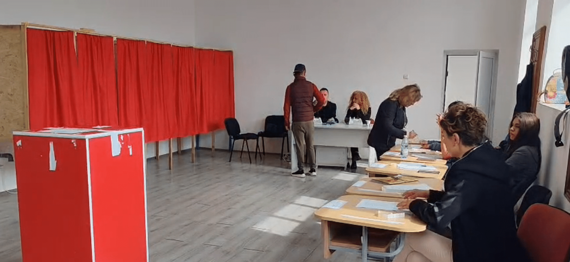 Vot printre hore și valuri: nuntașii din Mamaia, primii la urne