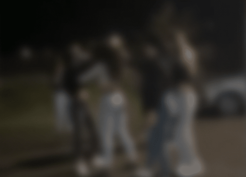 Scene șocante în Rariștea: Cinci adolescente se bat în mijlocul drumului, sub privirile pasive ale celor din jur