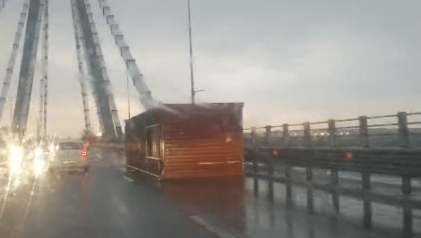 Vântul a smuls un container de pe un autotren și a blocat circulația pe podul de la Agigea