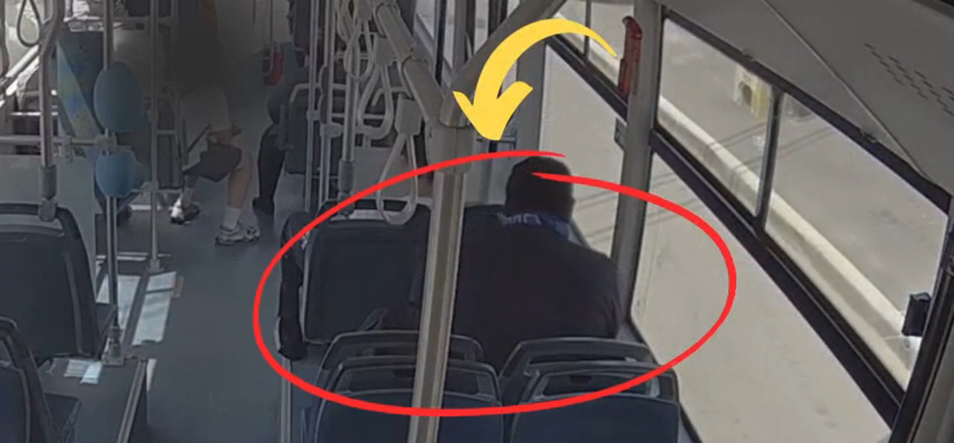VIDEO: Graffiti pe autobuzele CT BUS. Vandalism în mijlocul zilei, fără teama camerelor de supraveghere