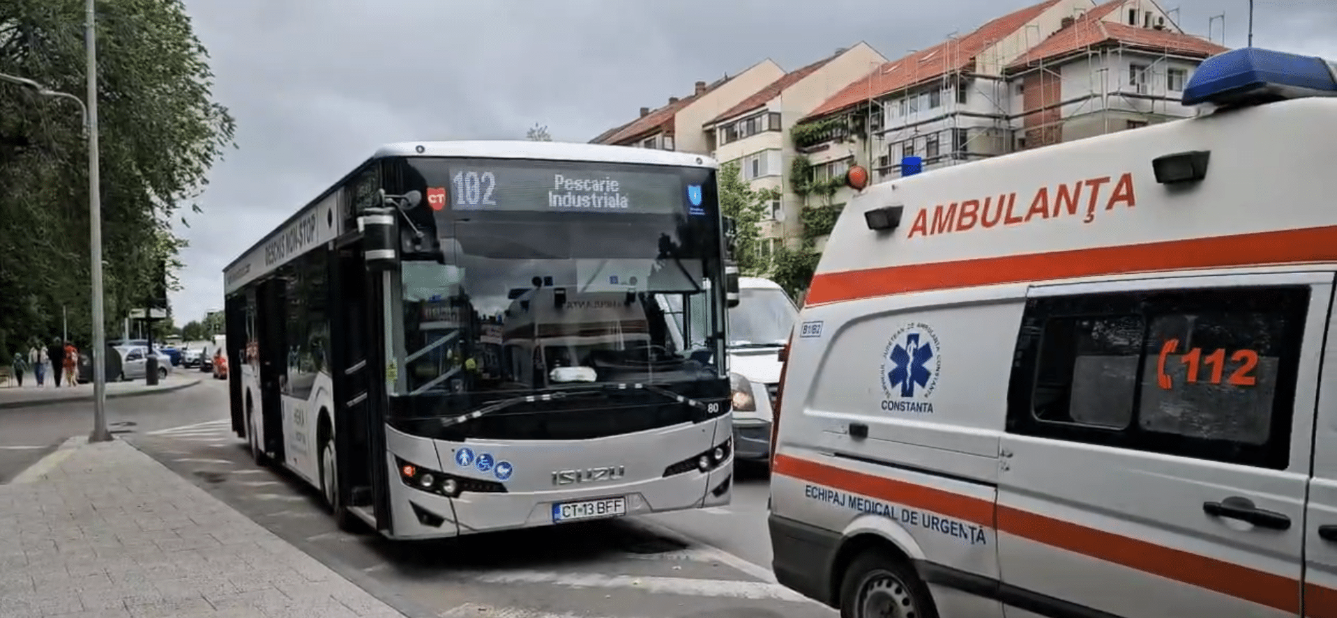 VIDEO: Accident rutier între un autobuz și un autoturism în zona Delfinariu