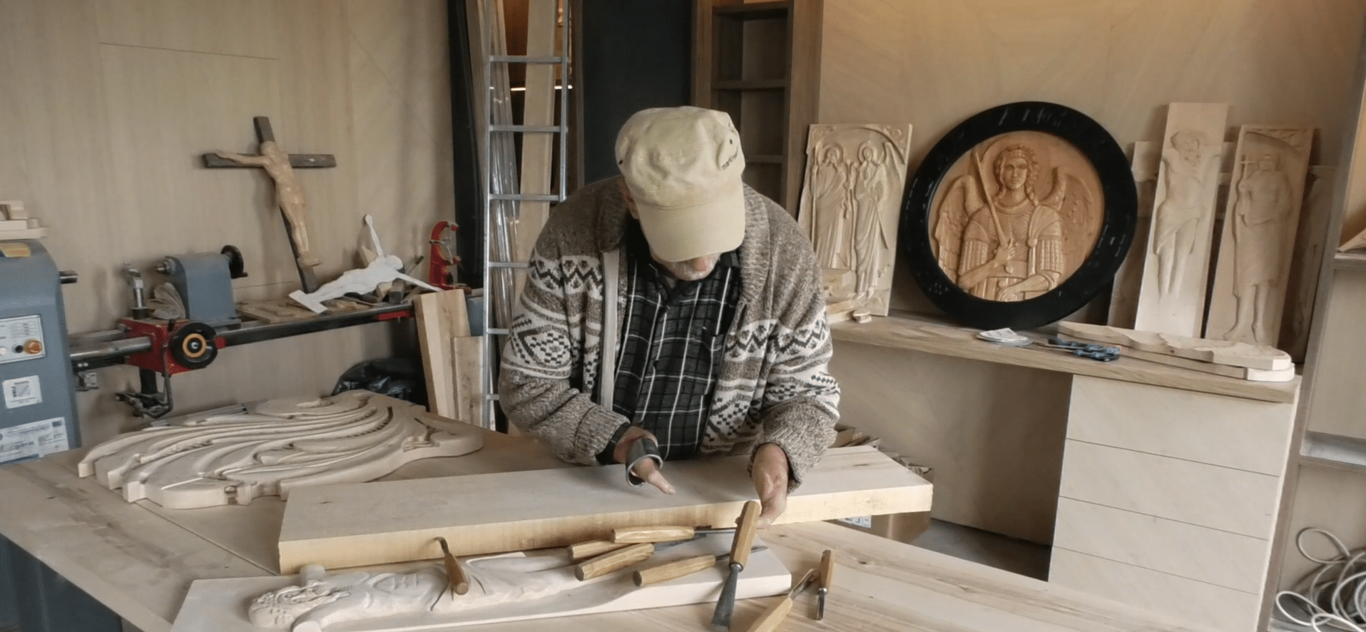 Rugăciuni în lemn, sculptate cu două degete: Povestea impresionantă a lui Nea Ion, artistul pus la grea încercare