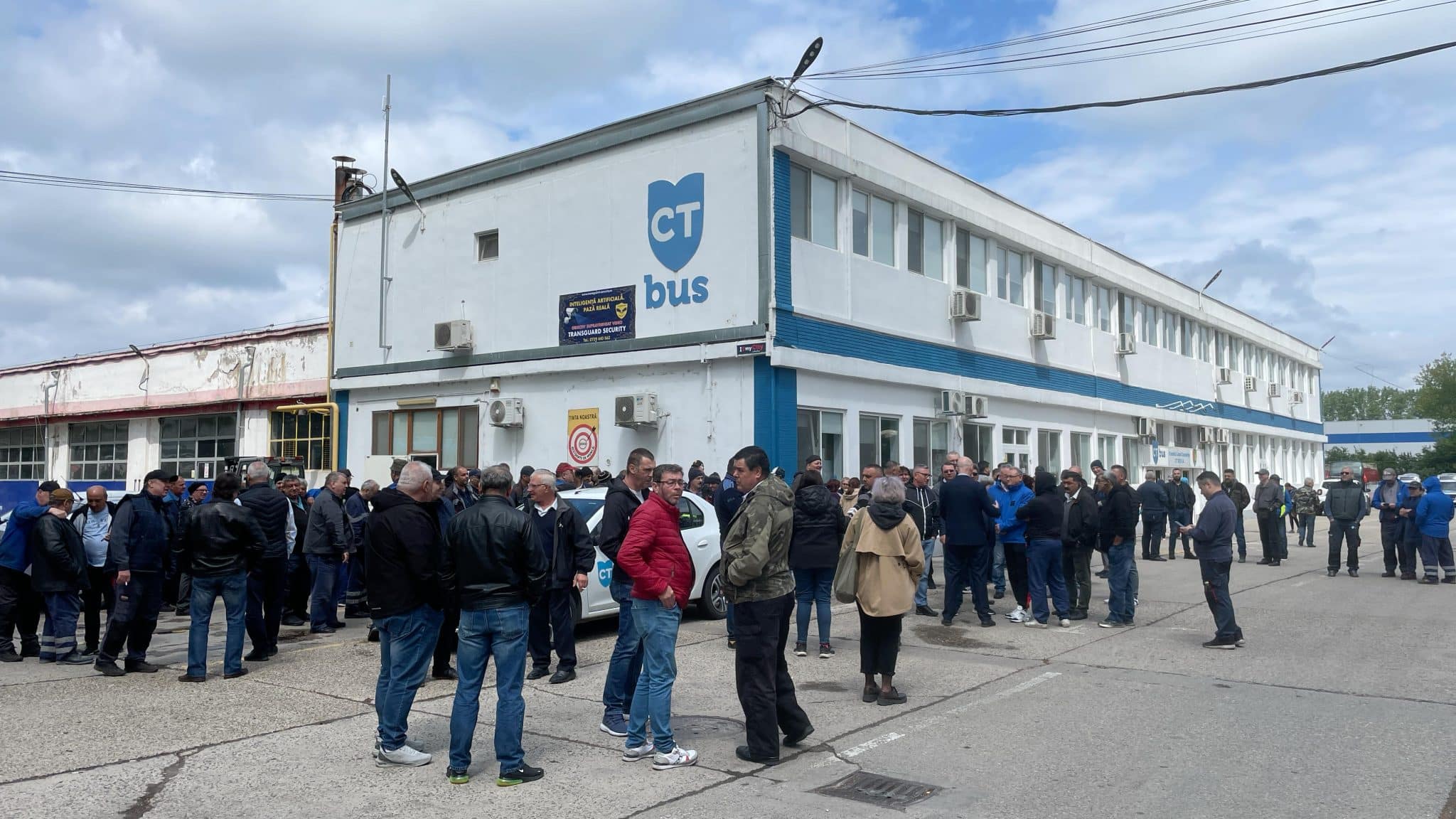 FOTO: Angajații CT Bus protestează: probleme grave cu salariile și condițiile de muncă