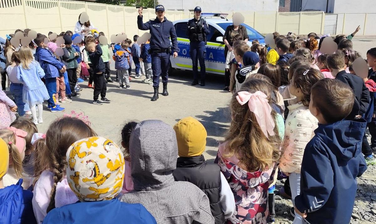 FOTO: Poliția învață micii pietoni de la Grădinița Gulliver despre educație rutieră