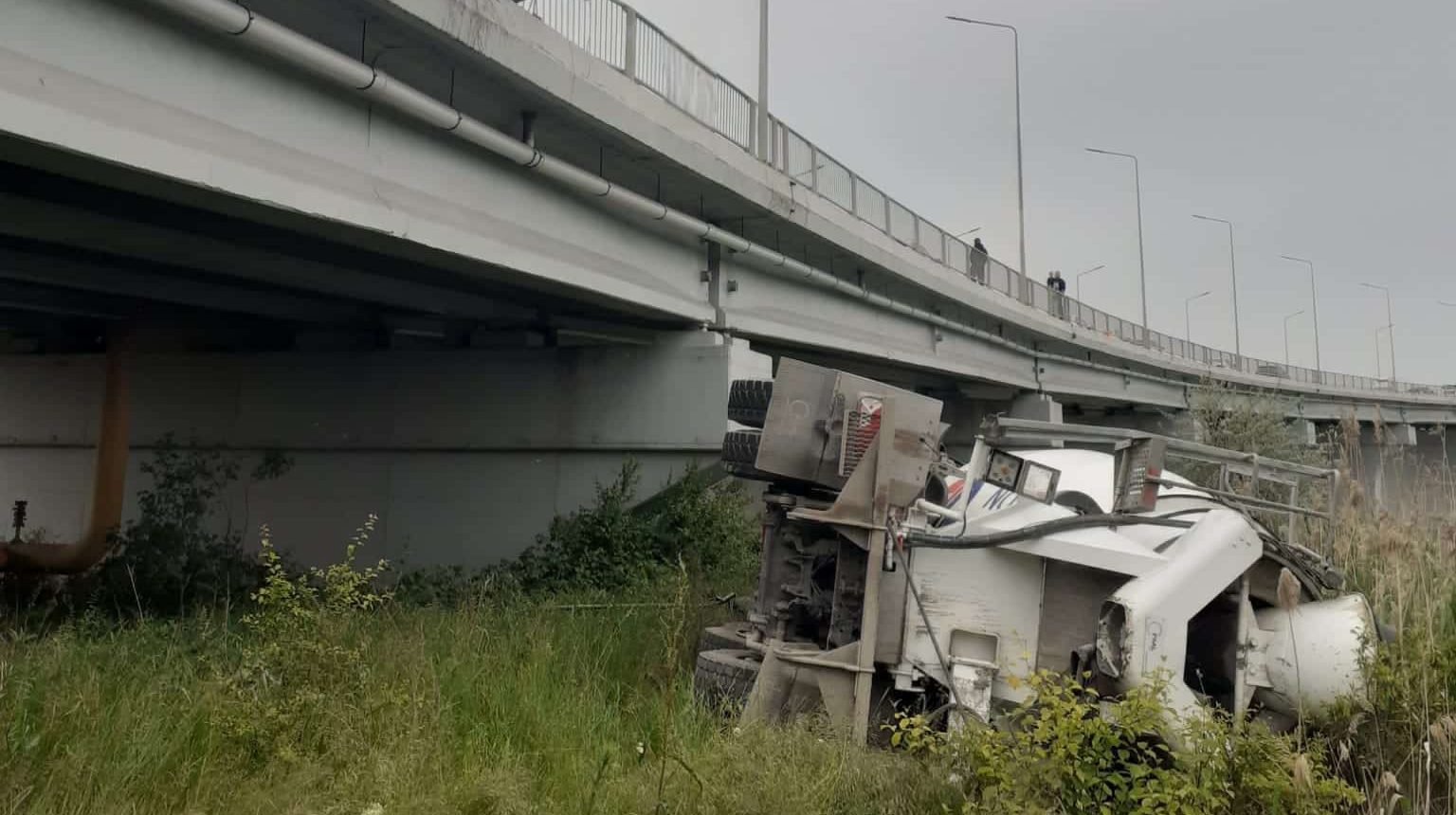 O betonieră a căzut de pe Podul de la Agigea. Intervine elicopterul SMURD