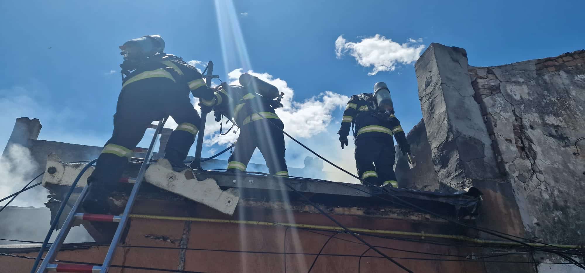 Flăcări uriașe într-o casă din Constanța: Pompierii au intervin cu trei autospeciale pentru stingerea incendiului