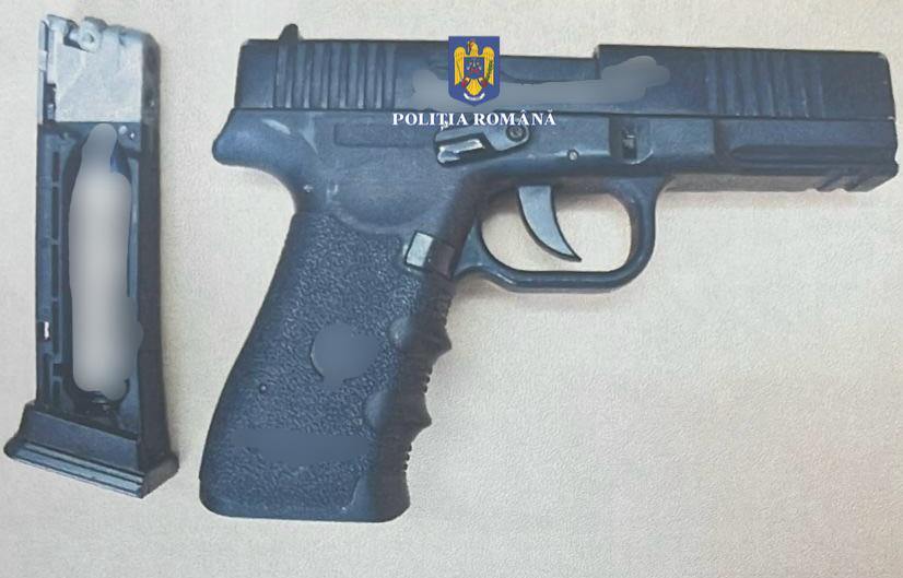 Bărbat cu pistol airsoft pe faleza din Tuzla, sancționat de polițiști