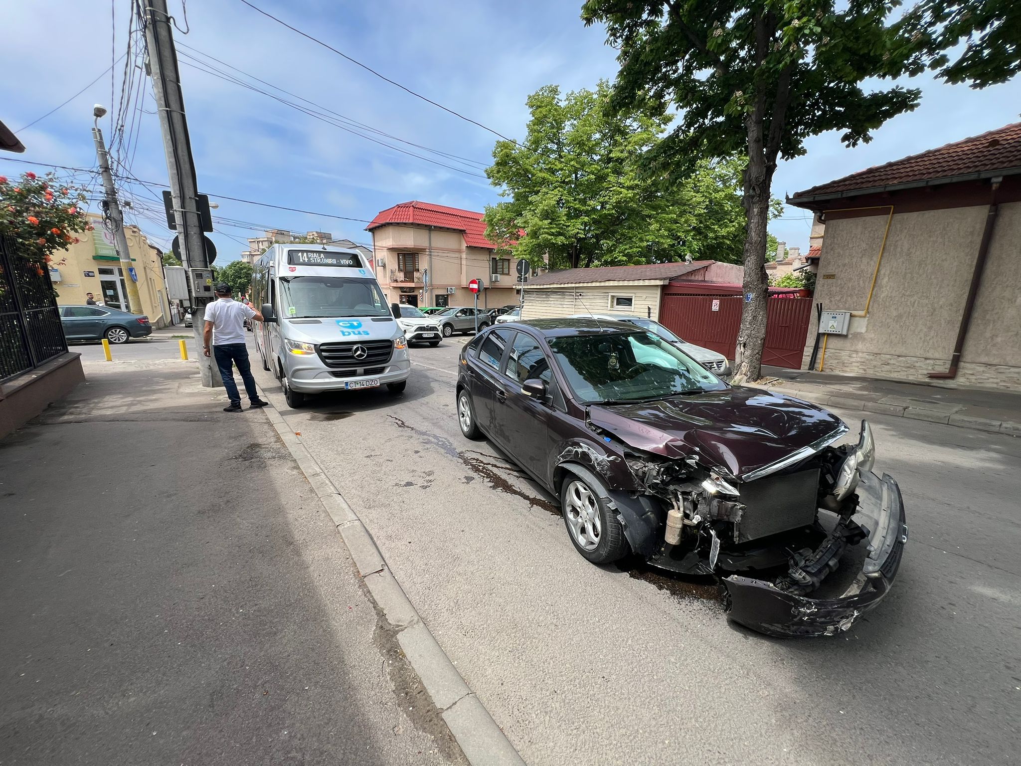 FOTO/VIDEO. Accident pe strada Nicolae Iorga: O șoferiță a intrat cu mașina într-un microbuz CT Bus