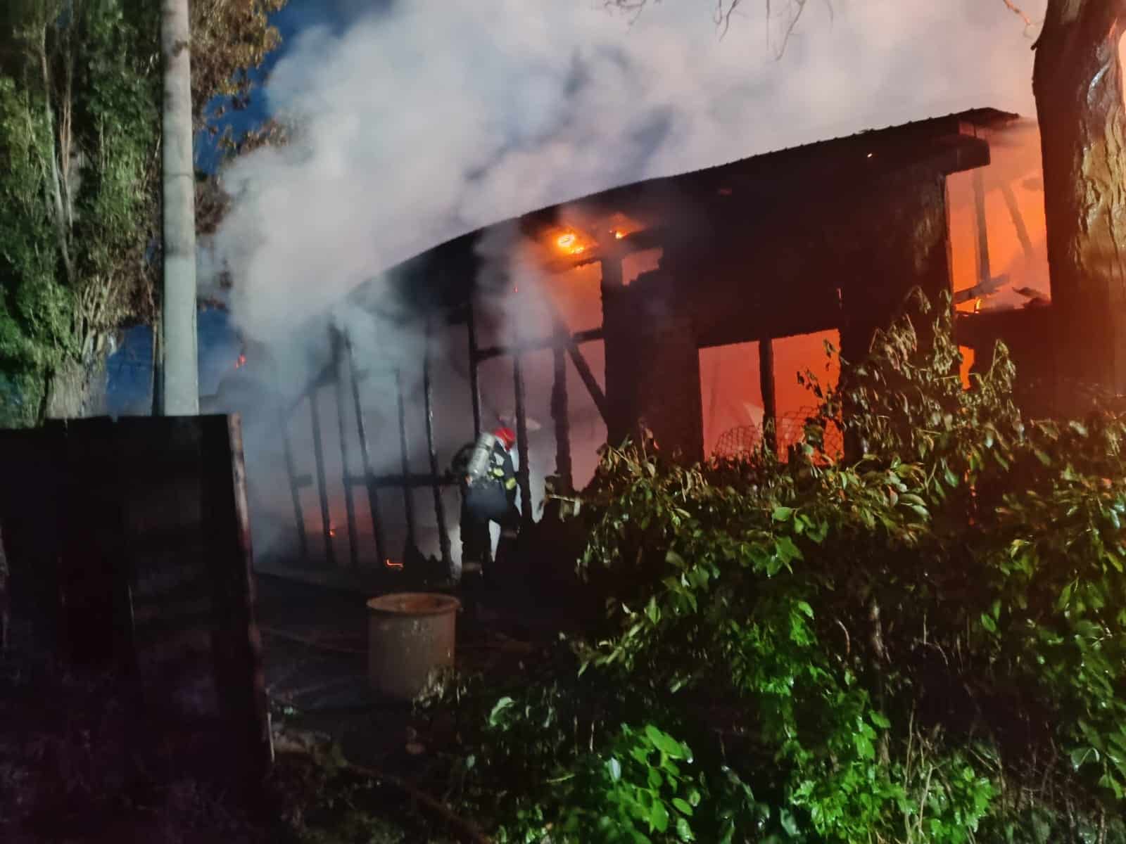 FOTO: Incendiu în zona CFR Palas din Constanța! Pompierii au intervenit cu mai multe echipaje