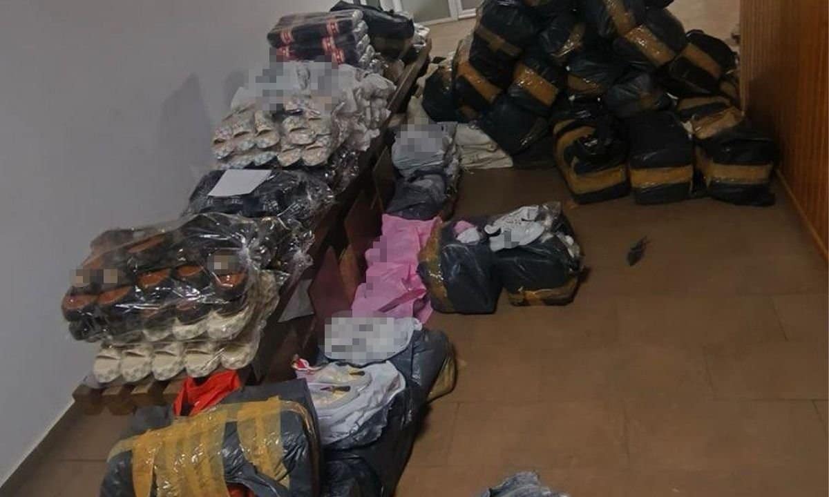Captură de 700.000 lei la frontieră: haine și parfumuri contrafăcute, descoperite în autocare și mașini