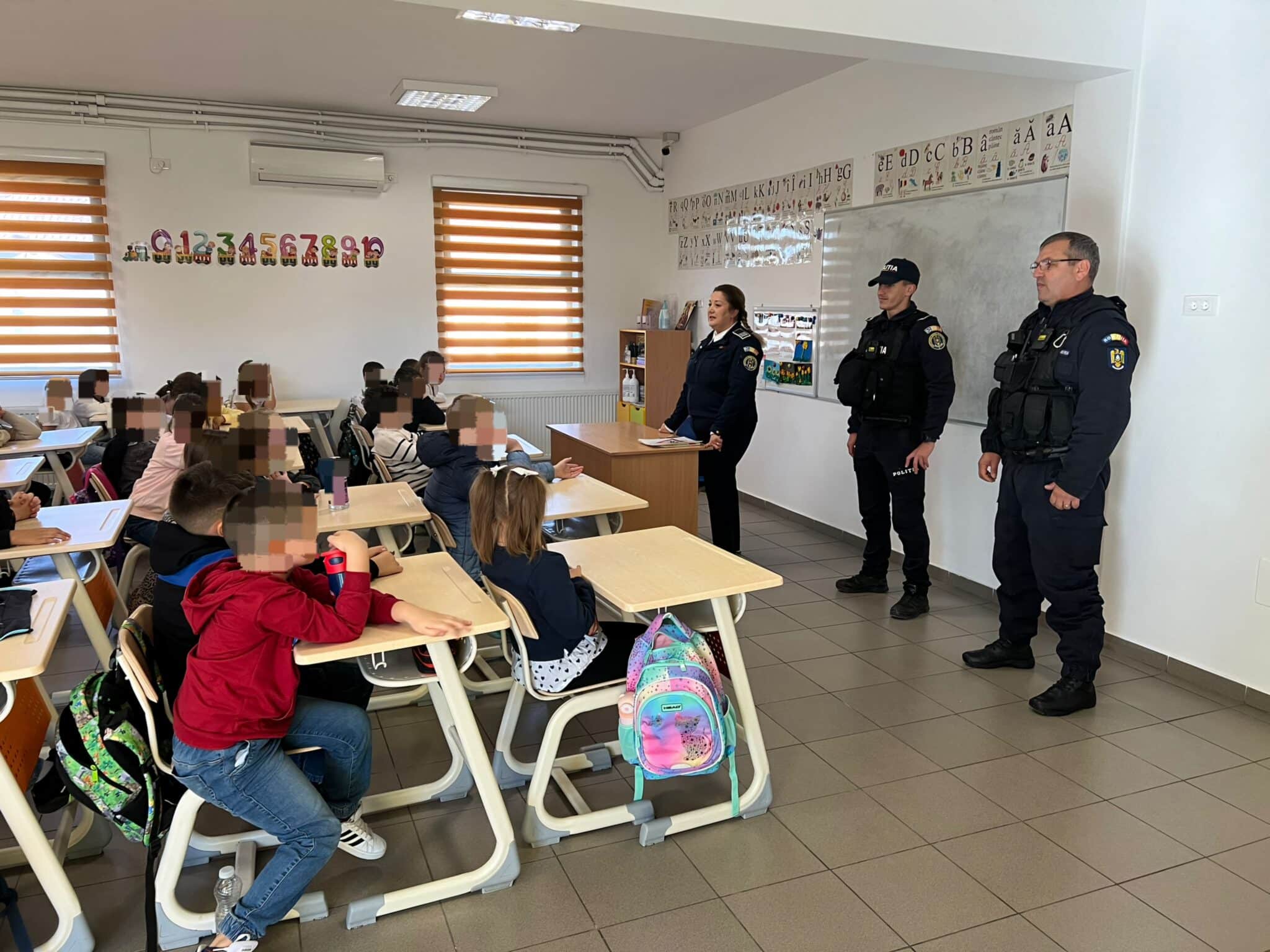 Polițiștii constănțeni, în mijlocul elevilor: Acțiuni pentru prevenirea violenței și consumului de droguri