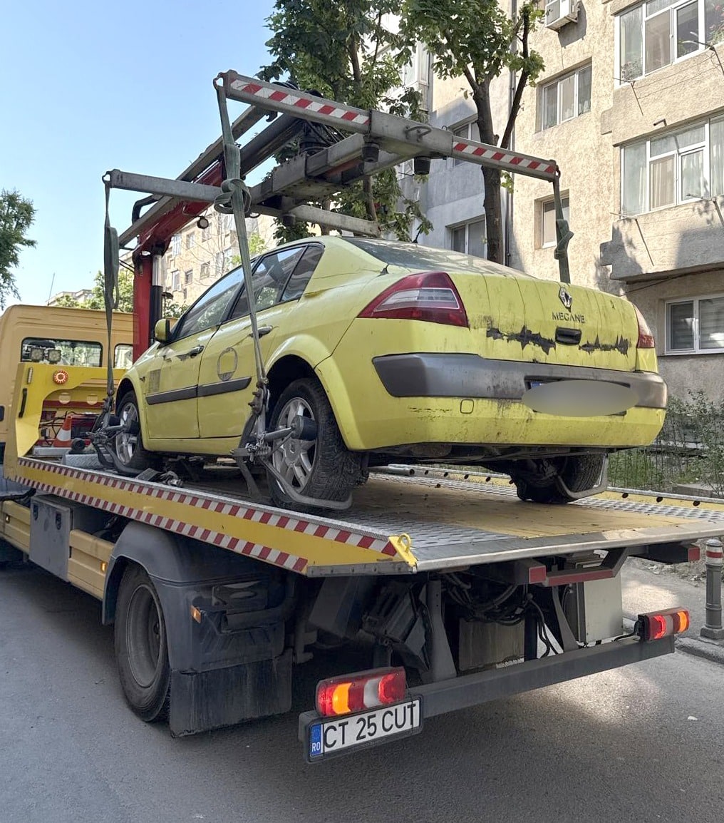 Vehicule părăsite, trotuare blocate: Poliția Locală ridică mașinile uitate pe domeniul public