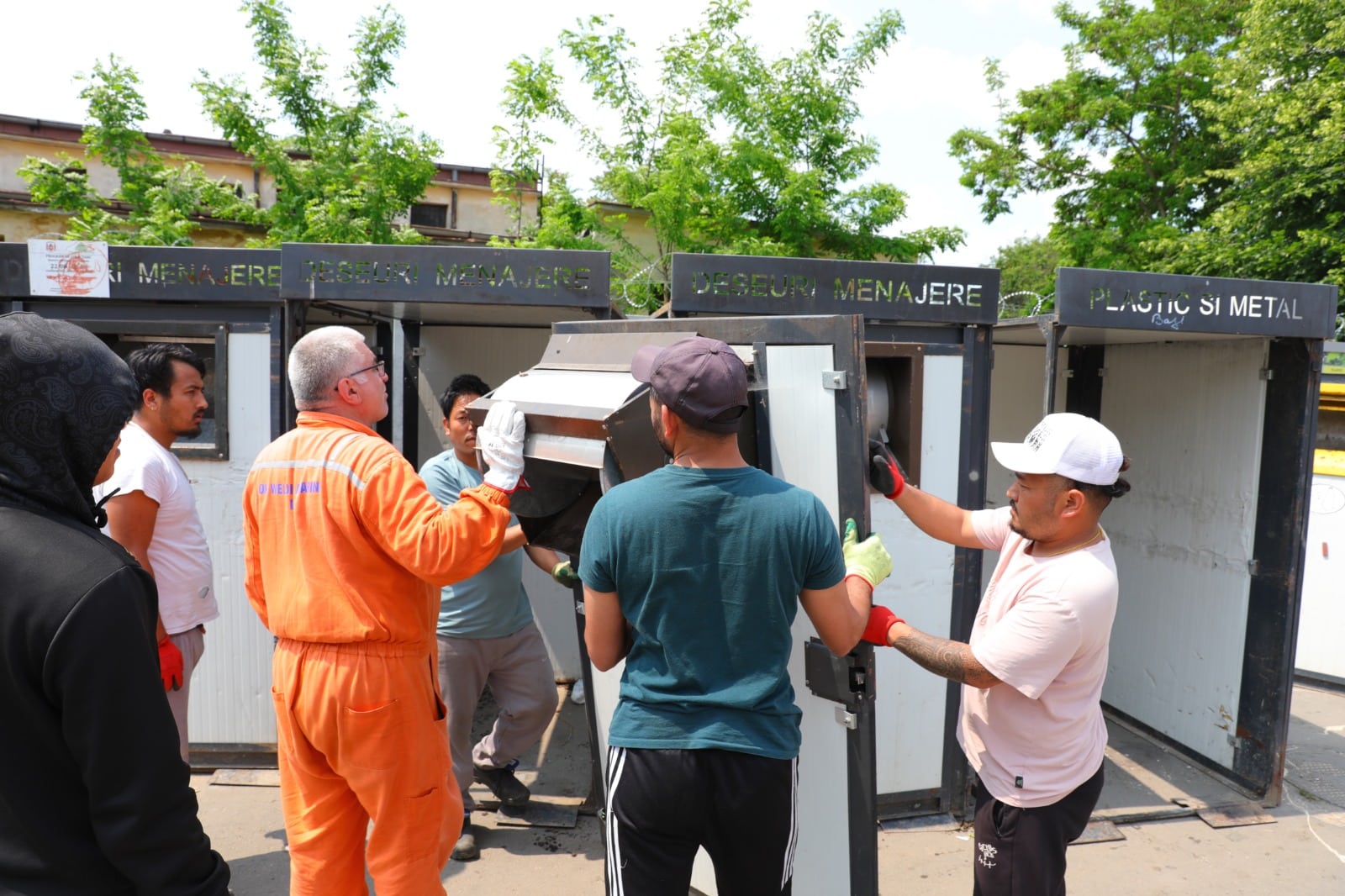 A început demontarea vechilor platformelor de colectare a deșeurilor, în vederea înlocuirii acestora cu insule ecologice digitalizate