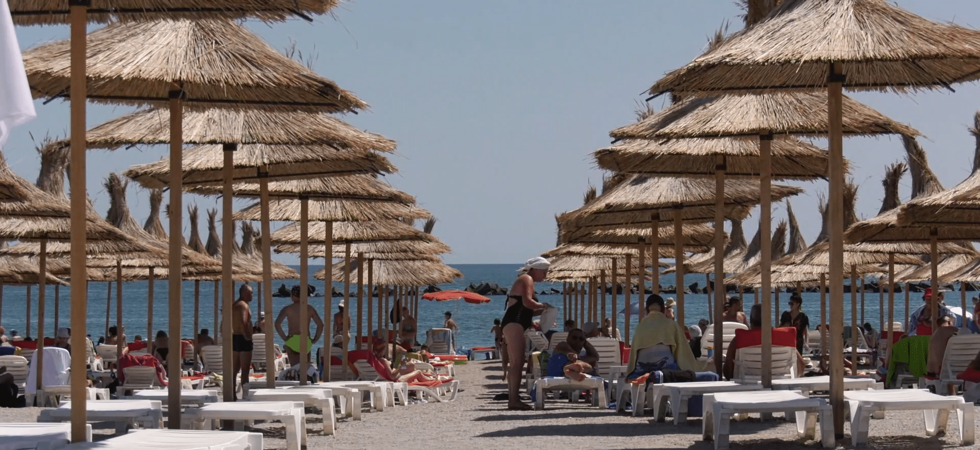 Litoralul românesc, luat cu asalt de Rusalii: peste 50.000 de turiști la mare