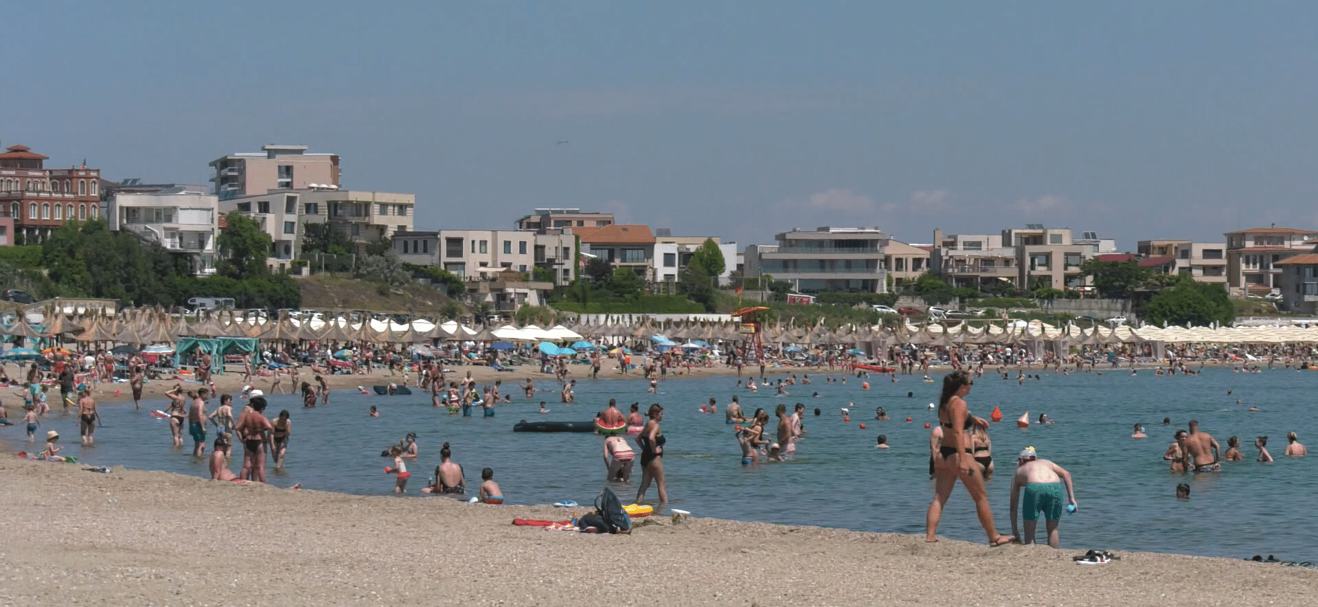 Trei zile de distracție pe litoral: turiștii au dat tonul unei veri fierbinți