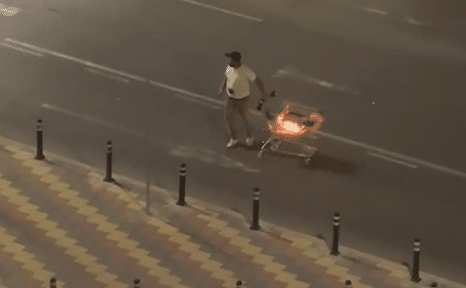 Scene bizare în Constanța: bărbat sancționat după ce s-a plimbat cu un cărucior în flăcări