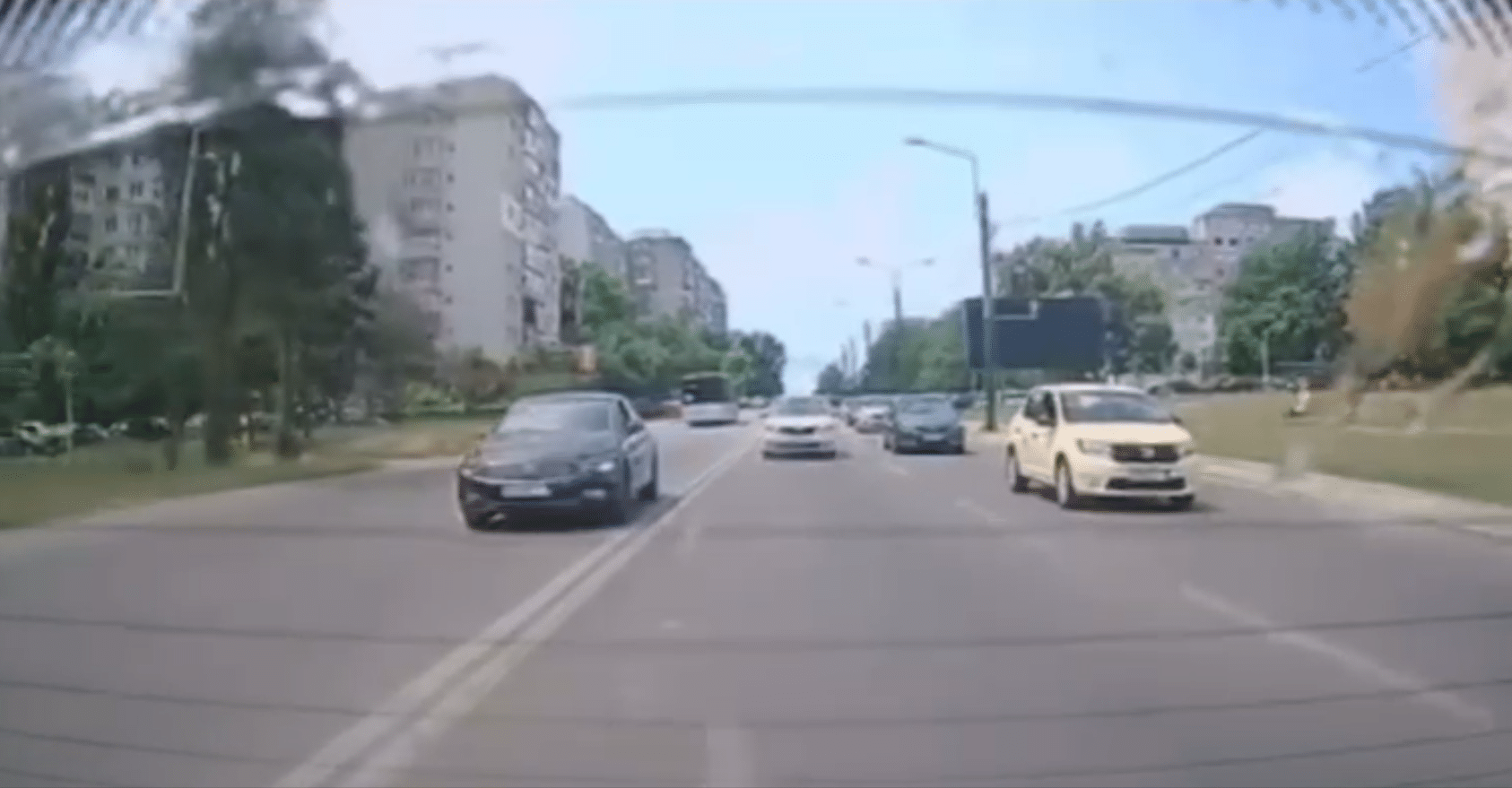 VIDEO: Șofer sancționat după ce a fost surprins depășind neregulamentar și trecând pe roșu în Constanța