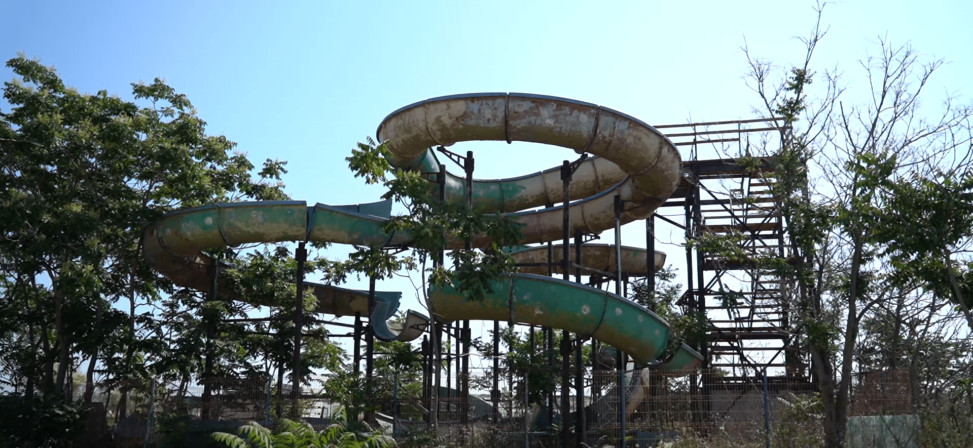 Toboganele din Mamaia, odată simboluri ale verii, acum ruine periculoase