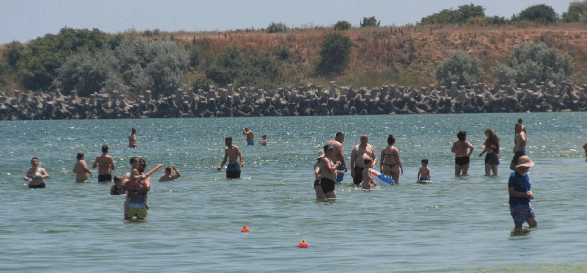 Soare arzător și plaje pline. Turiștii sfidează canicula pe litoral