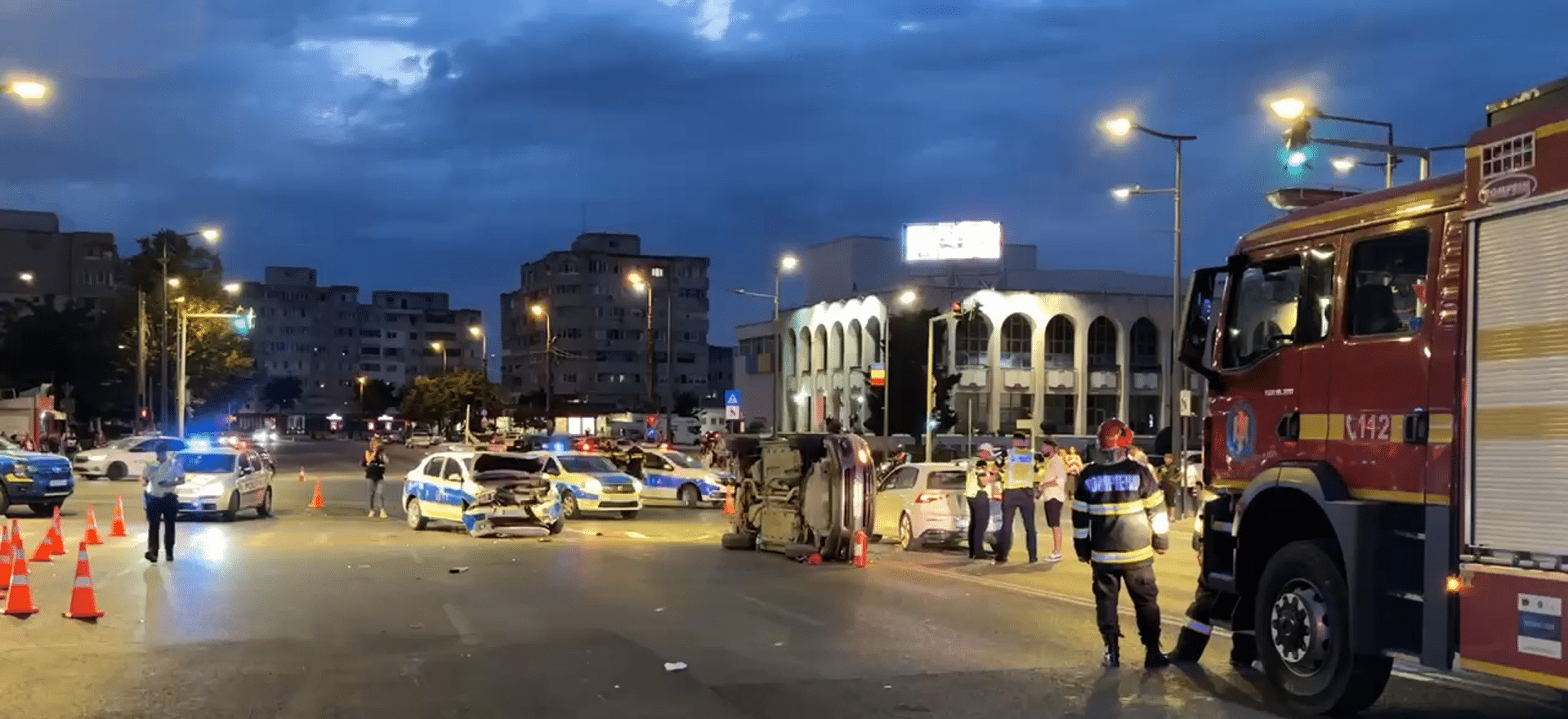 Accident grav în centrul Constanței: Mașină răsturnată după impact cu o autospecială de poliție