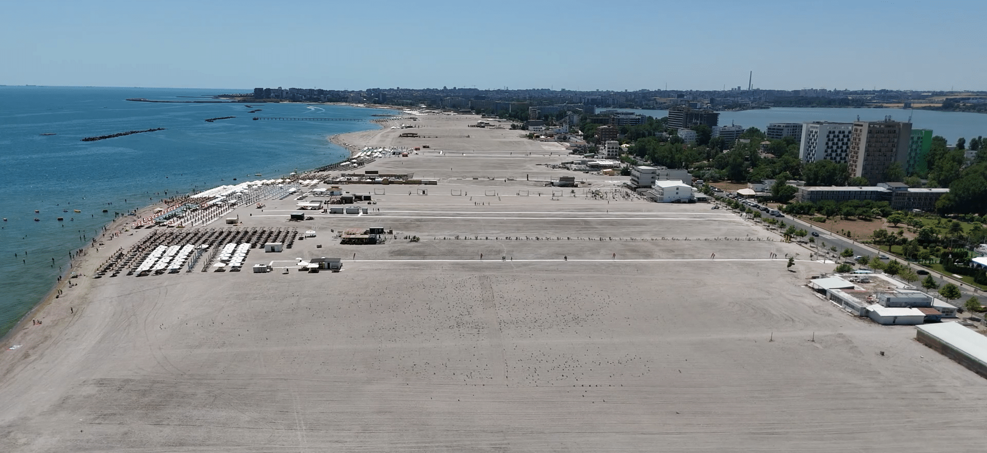 Plaje tot mai largi în Mamaia, dar nemulțumiri tot mai mari: turiștii se plâng de nisipul grunjos