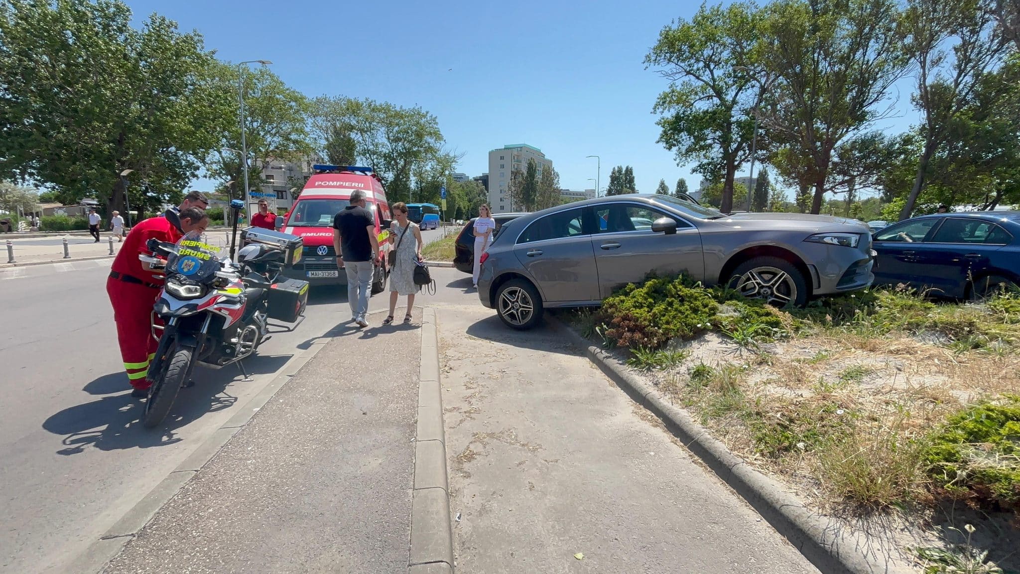 FOTO/VIDEO. Accident rutier pe bulevardul Mamaia, în zona Pavilion: două mașini implicate, una ajunsă pe scuar