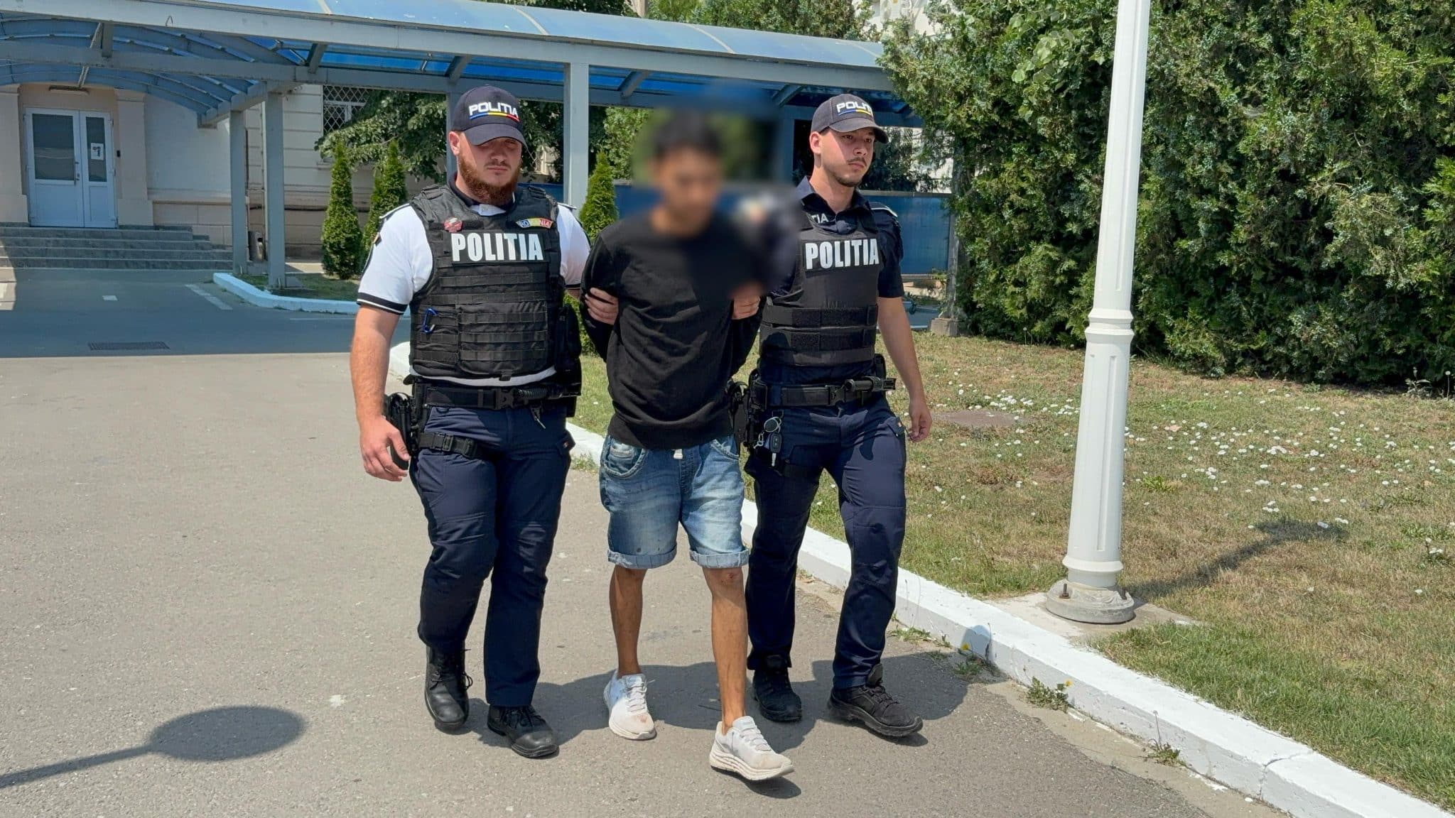 VIDEO: Tânăr din Tuzla, reținut după ce și-a amenințat mama și fratele și a încălcat ordinul de protecție