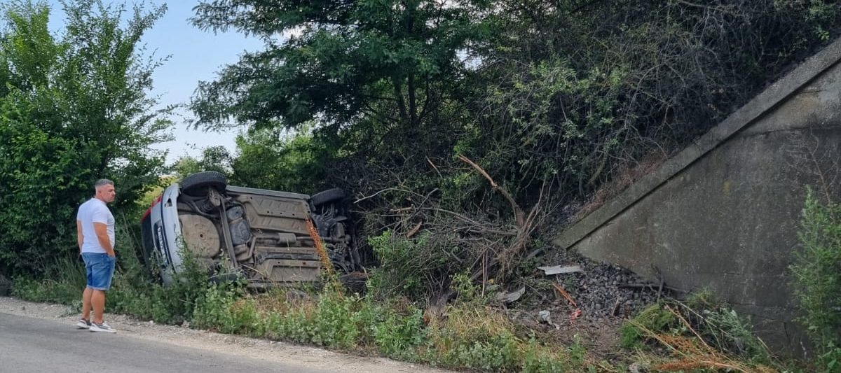 UPDATE: O mașină s-a răsturnat la ieșire din Medgidia spre Valea Dacilor