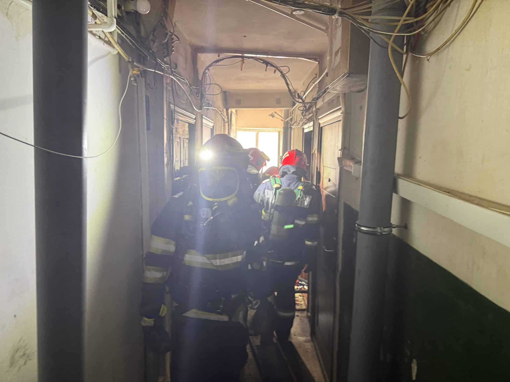 FOTO/VIDEO: Alertă într-un bloc din Tulcea: incendiu stins rapid, proprietara asistată de SMURD