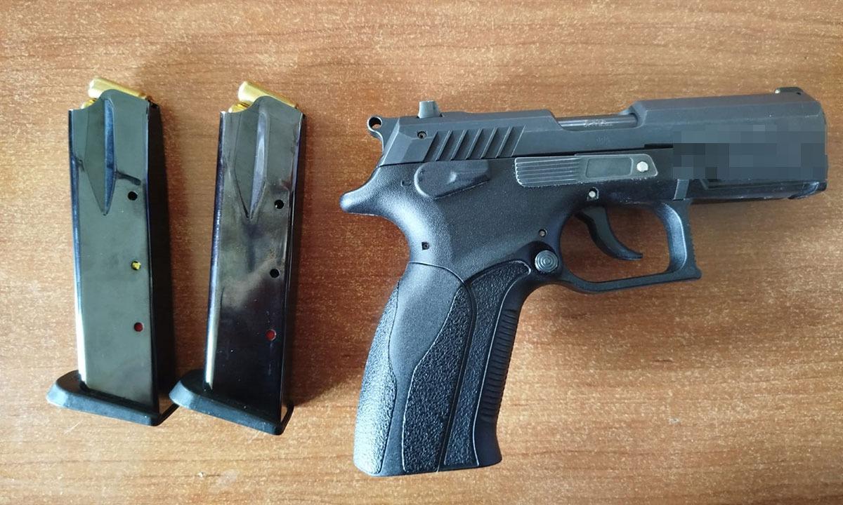 FOTO: Pistol și muniție ilegală descoperite asupra unui șofer ucrainean la granița Isaccea
