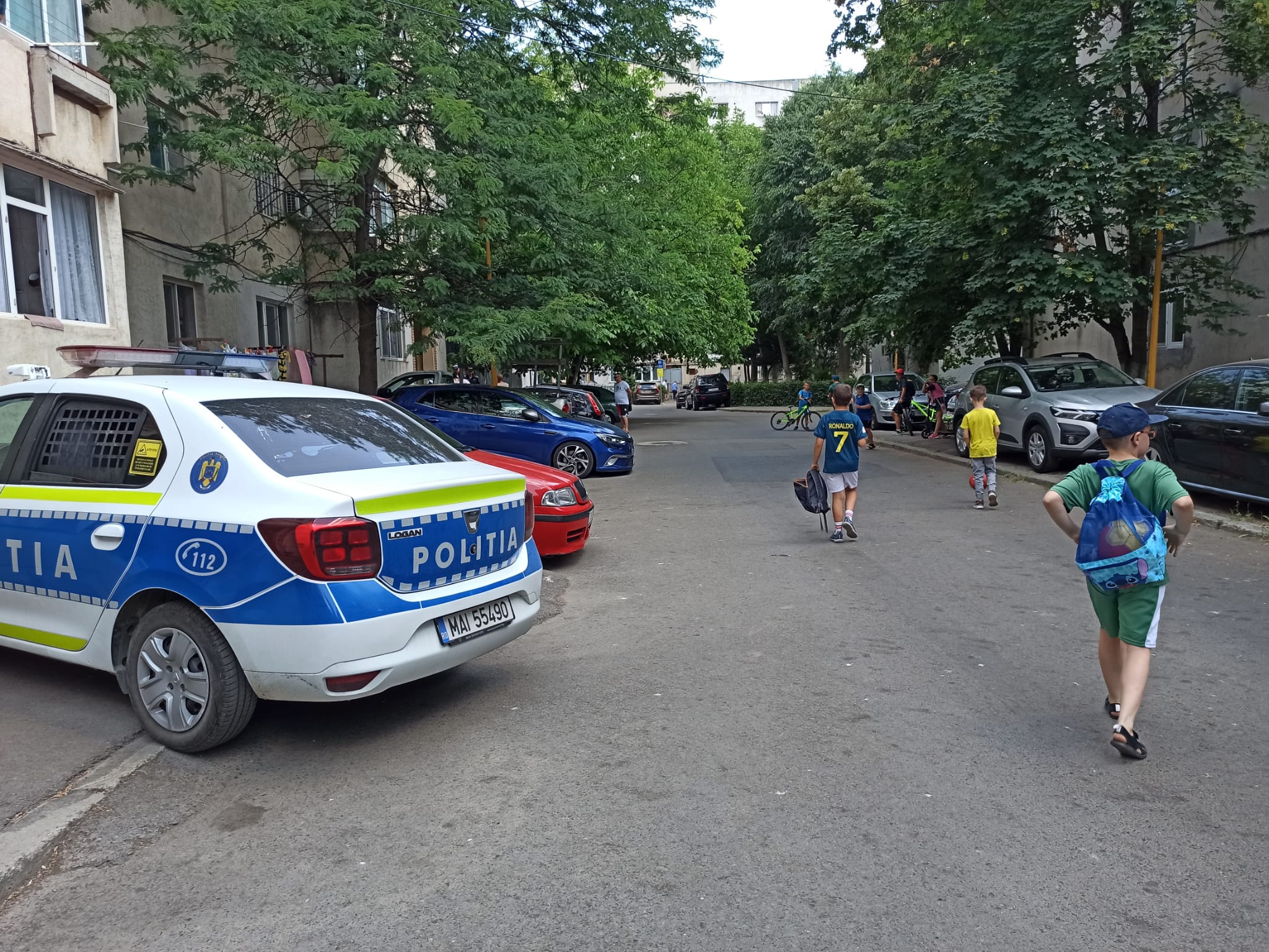 Teroare în Inel II. Un bărbat agresiv amenință copiii cu moartea în fața blocului