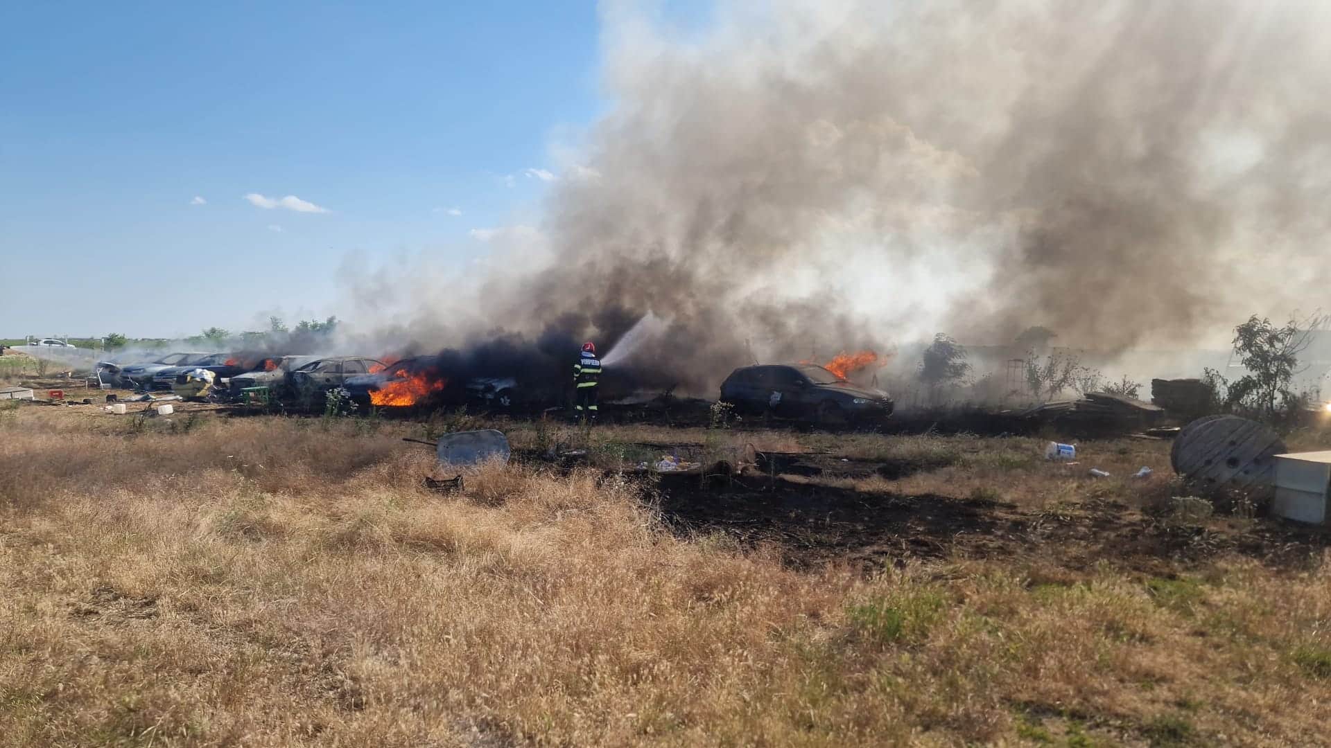 Incendiu de proporție pe str.Vârful cu Dor din Constanța: ard 8 mașini și o magazie