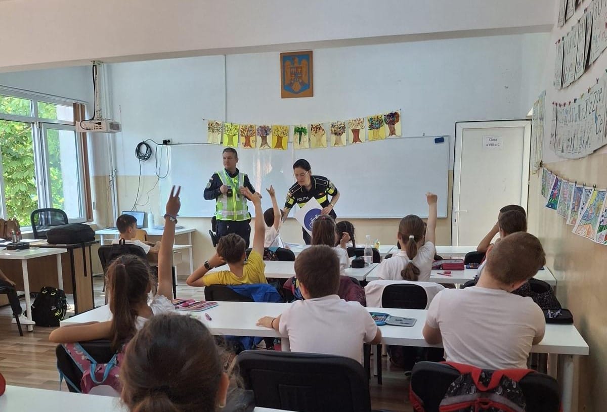Polițiștii din Năvodari, în mijlocul elevilor: acțiune pentru prevenirea delincvenței și absenteismului