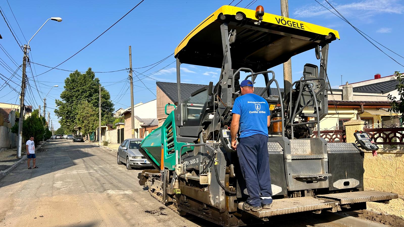 FOTO: Lucrări de asfaltare pe strada Banu Mihalcea. Circulația este restricționată total