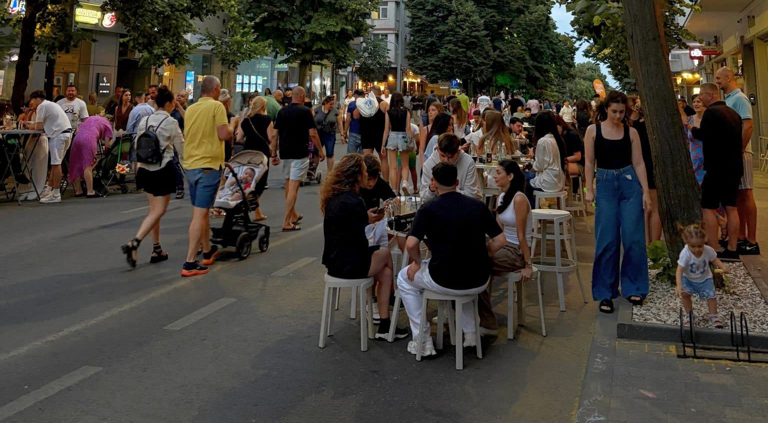 Bulevardul Tomis redevine pietonal: atmosferă de vacanță, muzică și relaxare