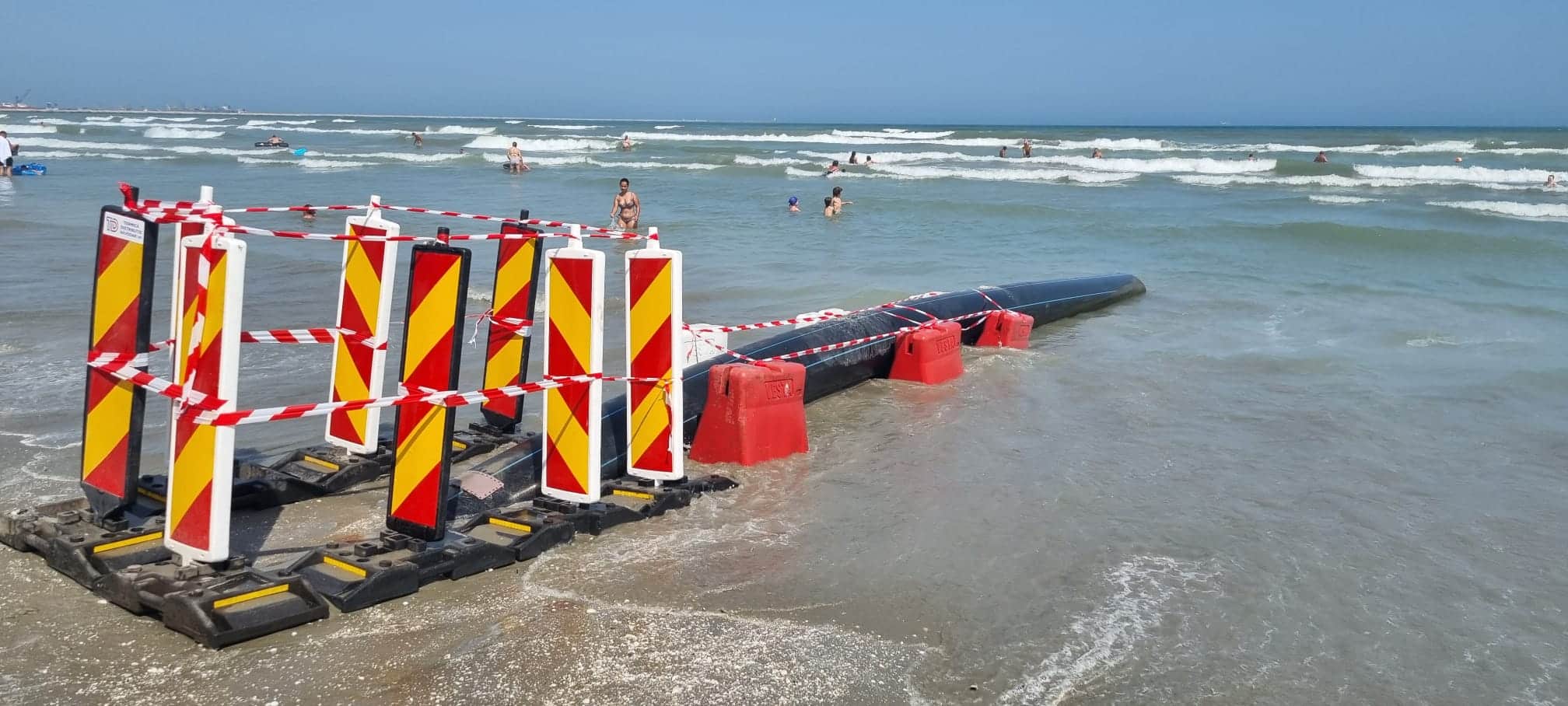 Litoralul, sub lupa Gărzii de Mediu: Plaje murdare și conducte care deversează în mare. S-au aplicat zeci de amenzi