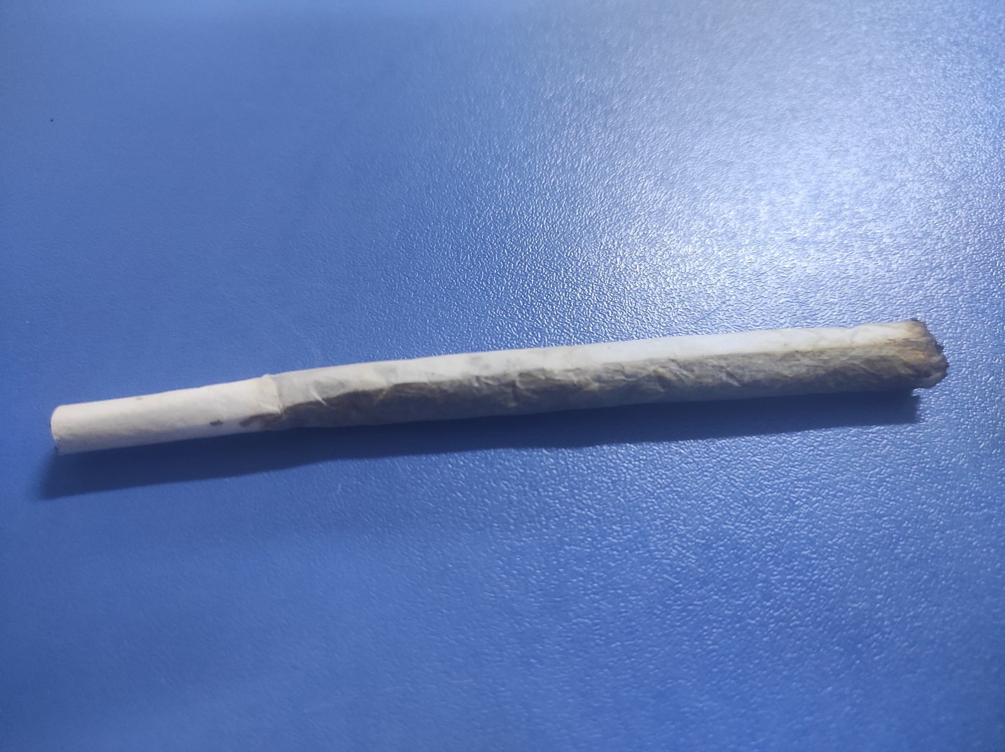 Țigară cu miros suspect, aruncată sub un autoturism în fața jandarmilor pe strada Cuza Vodă din Constanța