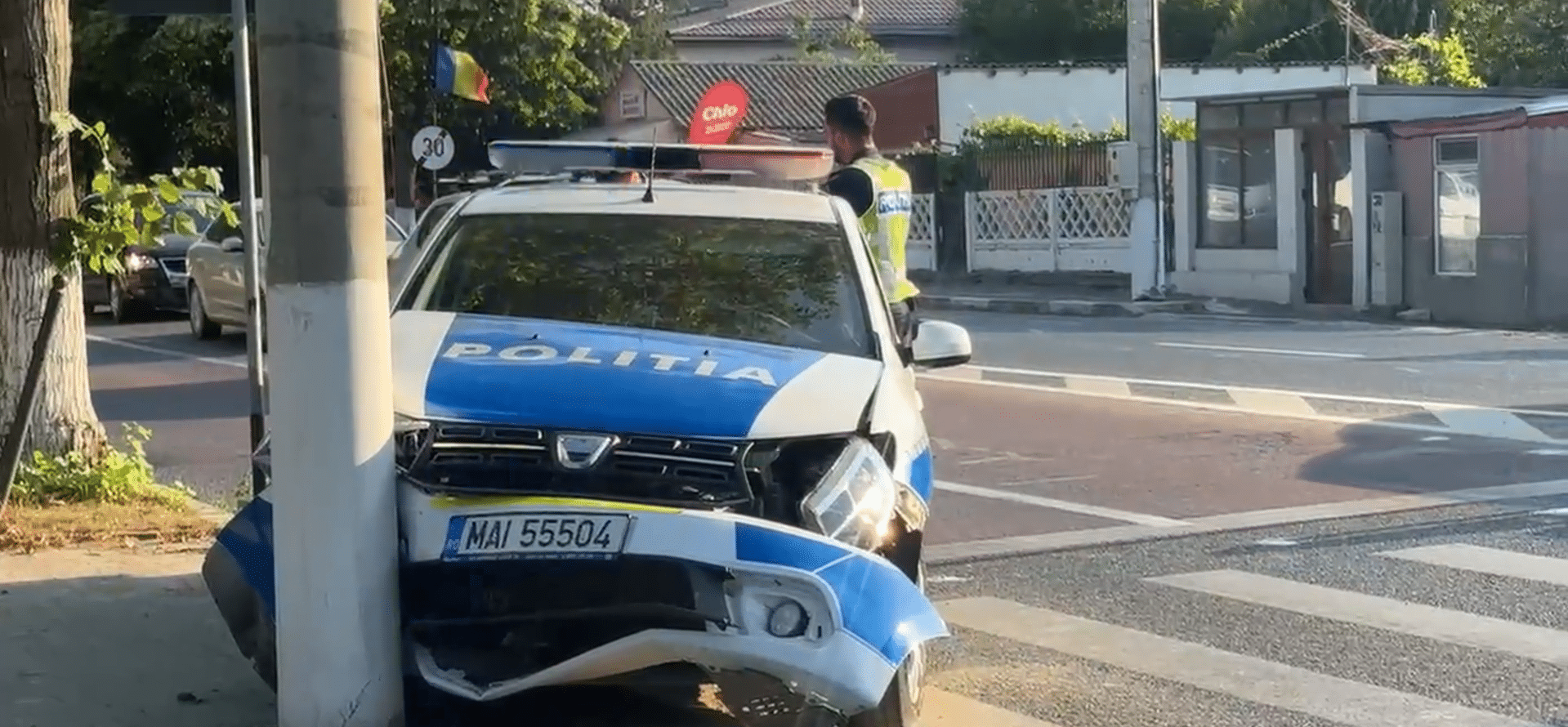 Accident la Eforie: Autospecială de Poliție intrată într-un stâlp în timpul unei misiuni