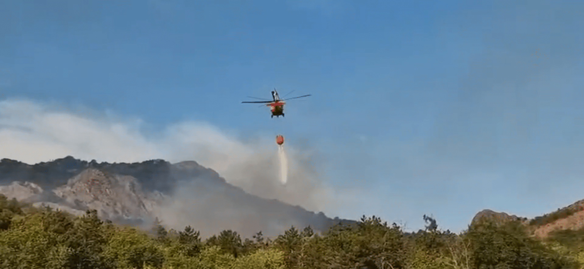 Incendiu de proporții în Munții Măcin: Pompierii și voluntarii luptă cu flăcările de peste 24 de ore
