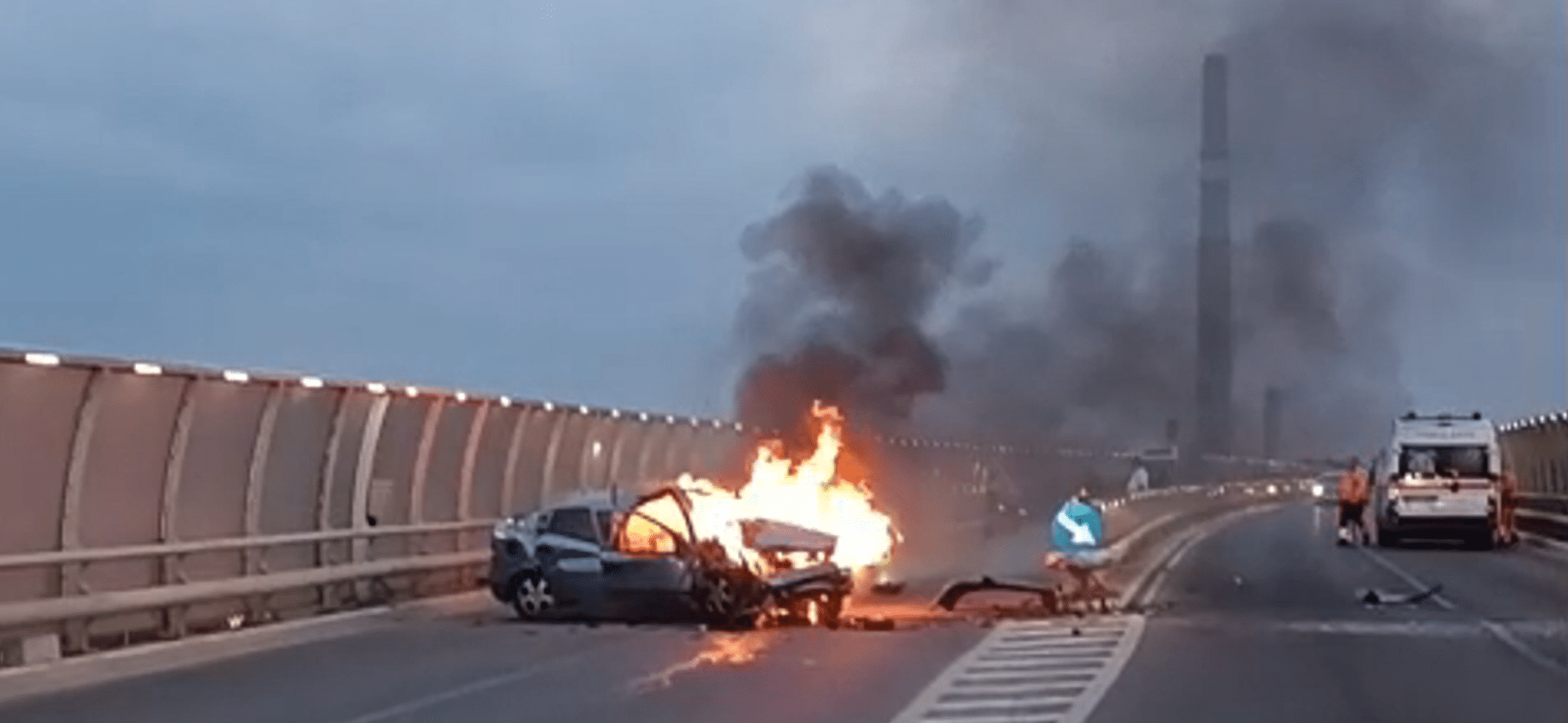 Mașină în flăcări după un accident provocat de un șofer beat pe podul Brătianu din Constanța