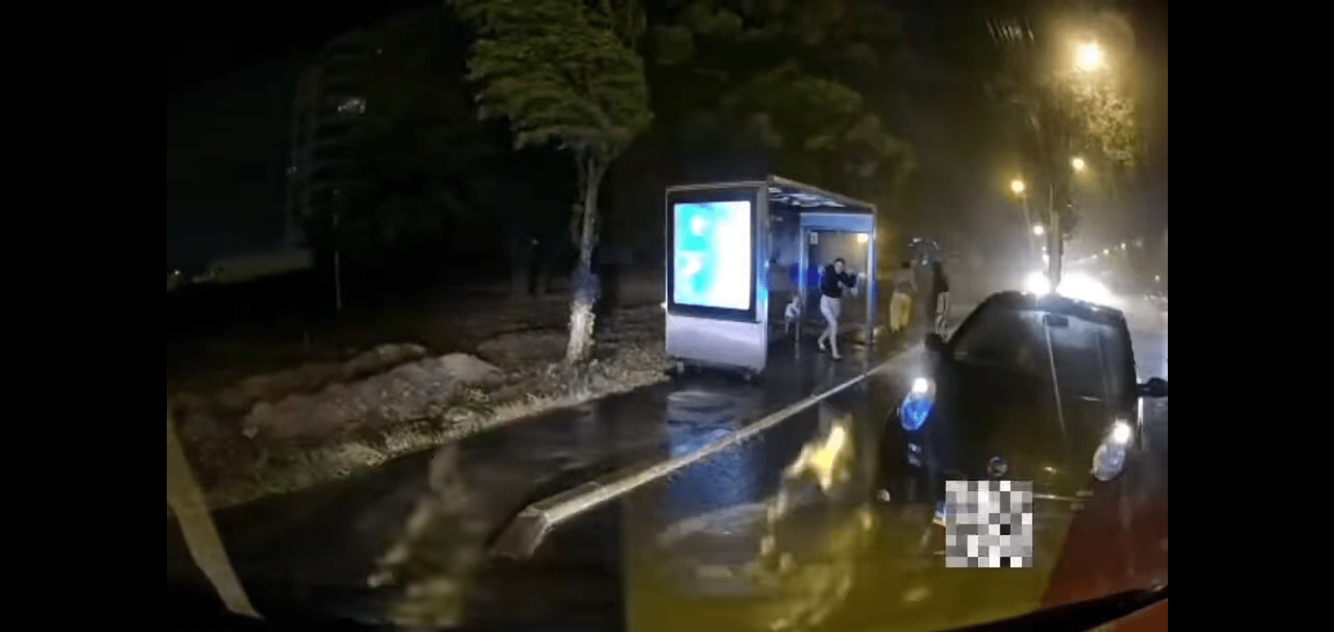 VIDEO: Femeie lovită de autoturism în plină furtună, ajutată prompt de jandarmii din Constanța