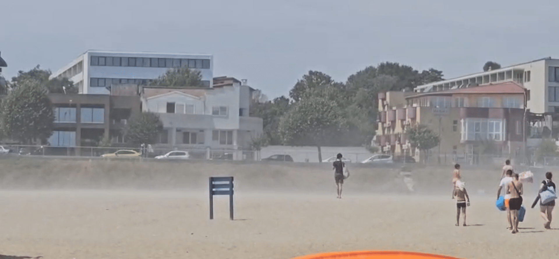 Furtună de nisip la Eforie Sud: umbrele spulberate, marea agitată și turiști speriați