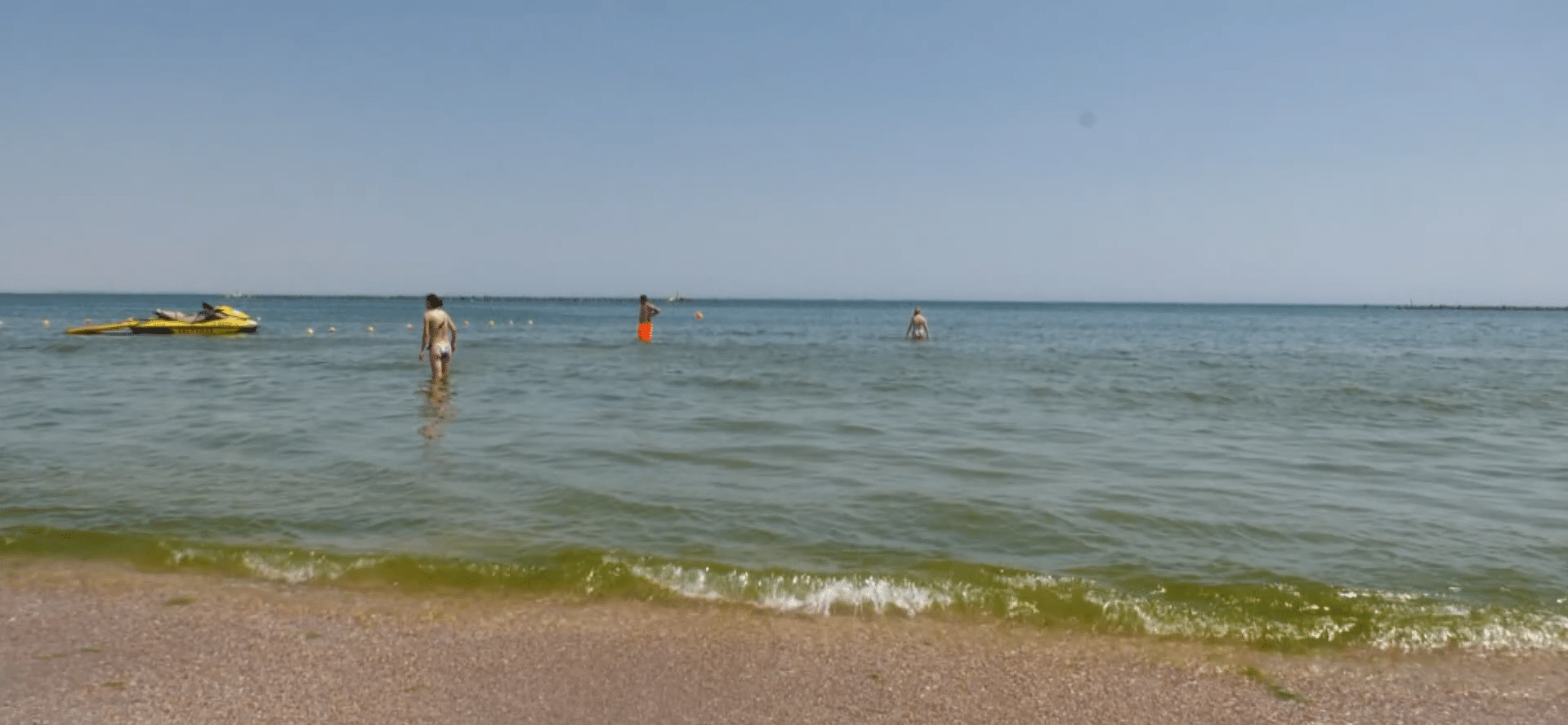 Valuri reci în toiul verii: apa Mării Negre a scăzut brusc din cauza fenomenului de upwelling