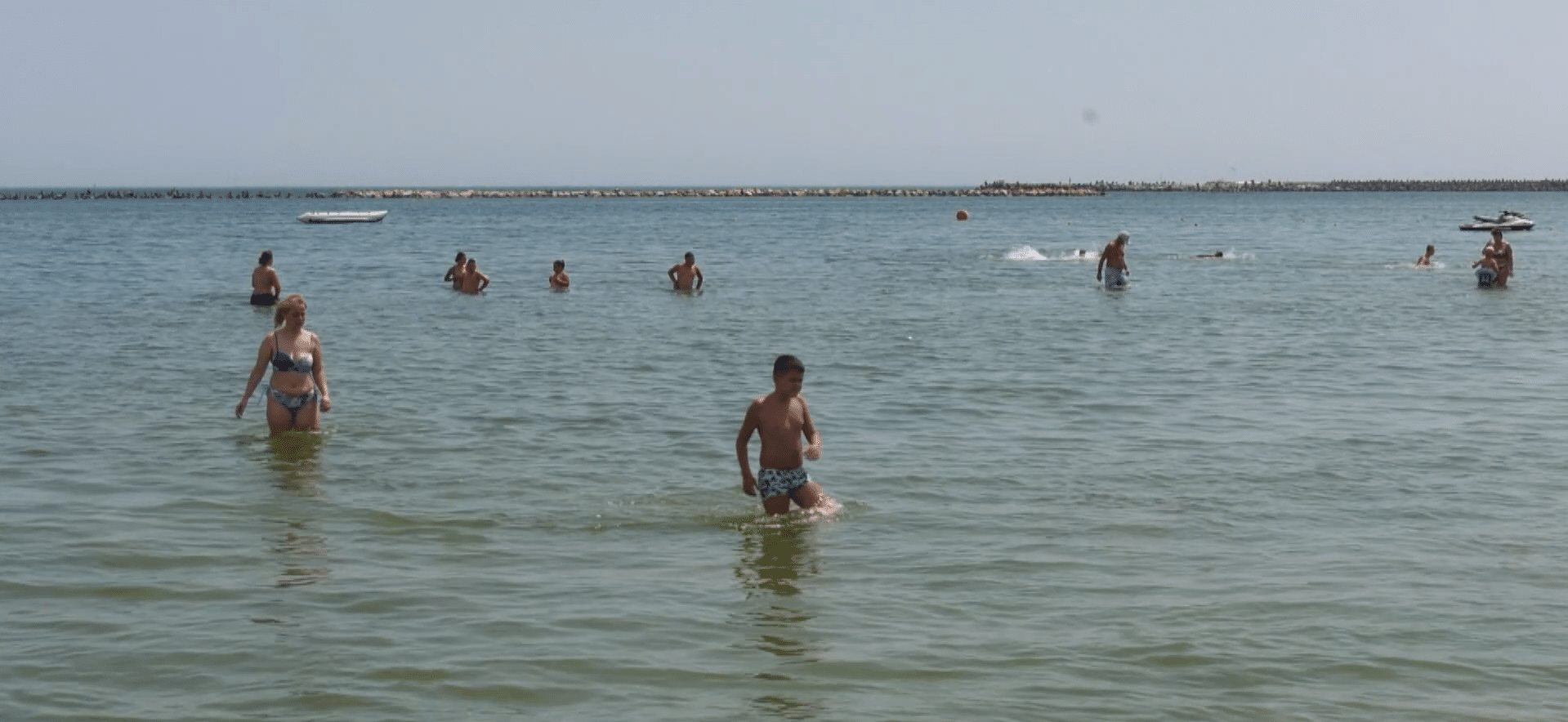 Steag galben pe litoral: Vânt puternic și apă rece din cauza fenomenului de upwelling