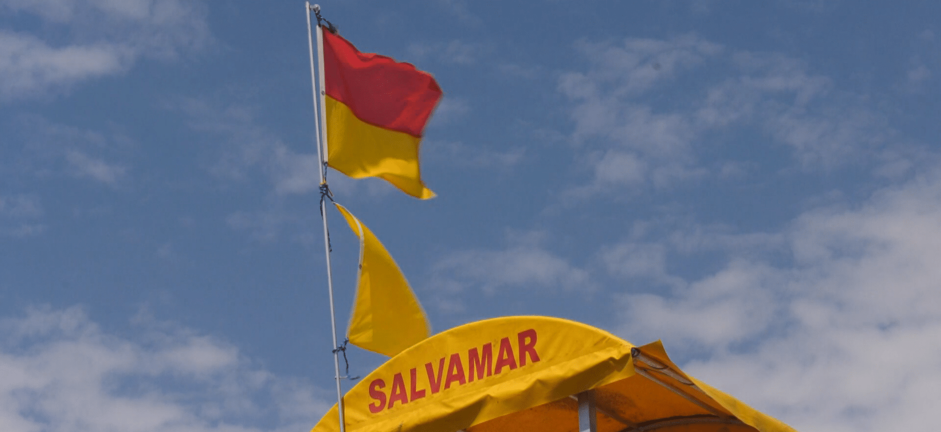 Salvamarii trag un semnal de alarmă: Vânt puternic și steag galben arborat în Mamaia și stațiunile din Sud